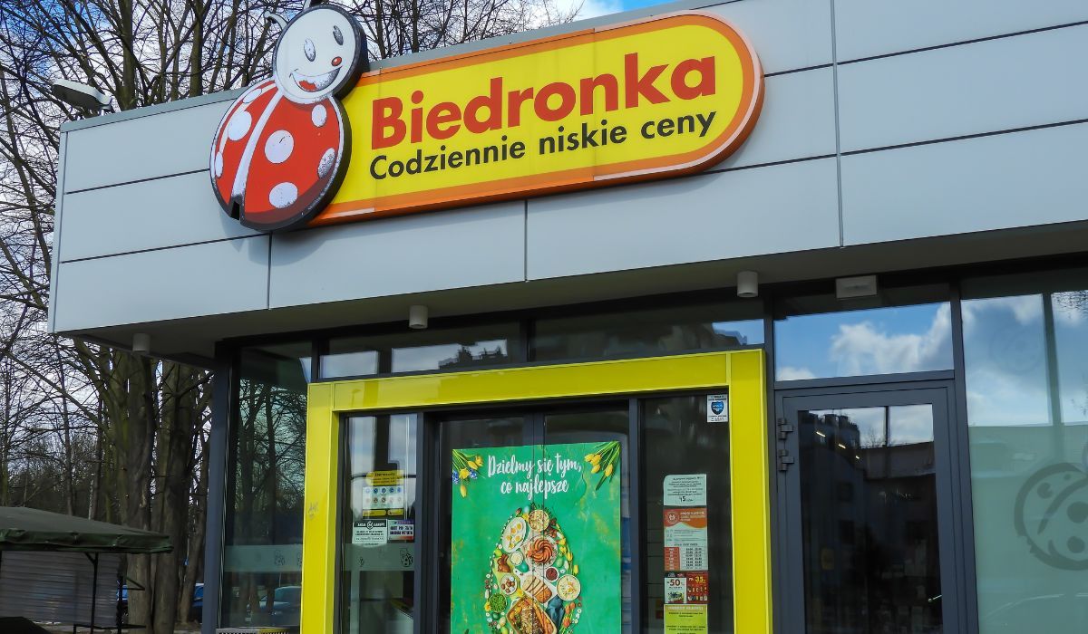 szyld sklepu Biedronka