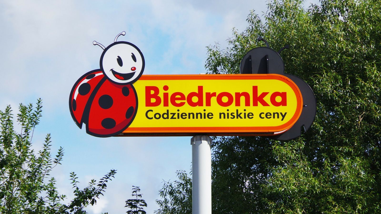 UOKiK analizuje skargi na reklamę Biedronki. Chodzi o piwo i recyklomaty