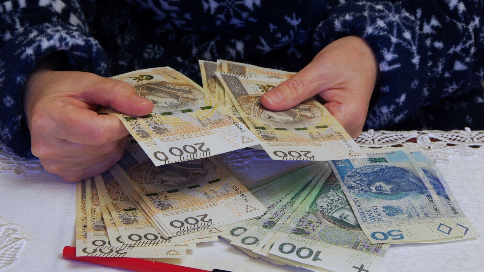 13. i 14. emerytura do likwidacji? W zamian bon dla seniorów. MRPiPS zabiera głos