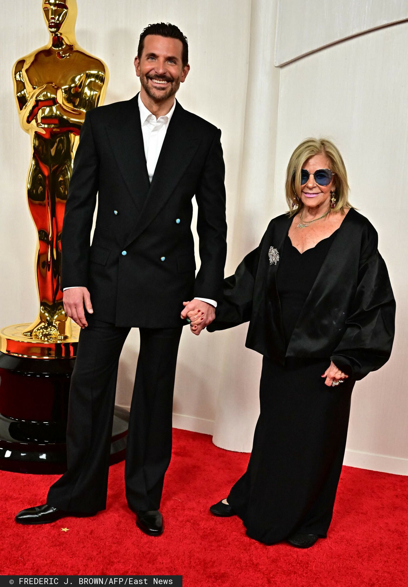 Bradley Cooper (kreacja: Louis Vuitton) z mamą – Oscary 2024, fot. EastNews