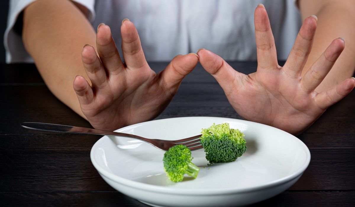 Kobieta odmawia jedzenia brokuła