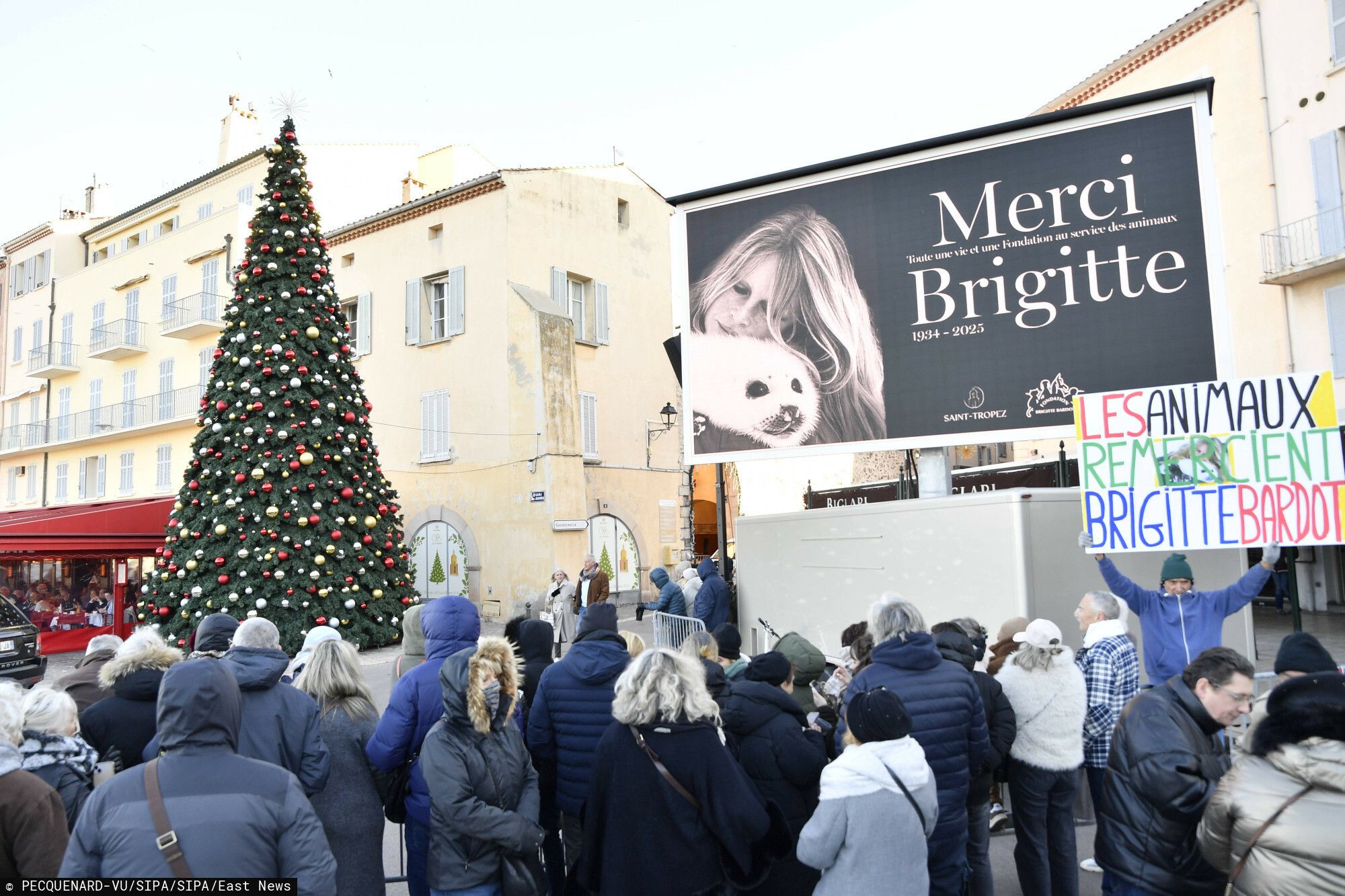 Pogrzeb Brigitte Bardot. Tak celebryci pożegnali ikonę.