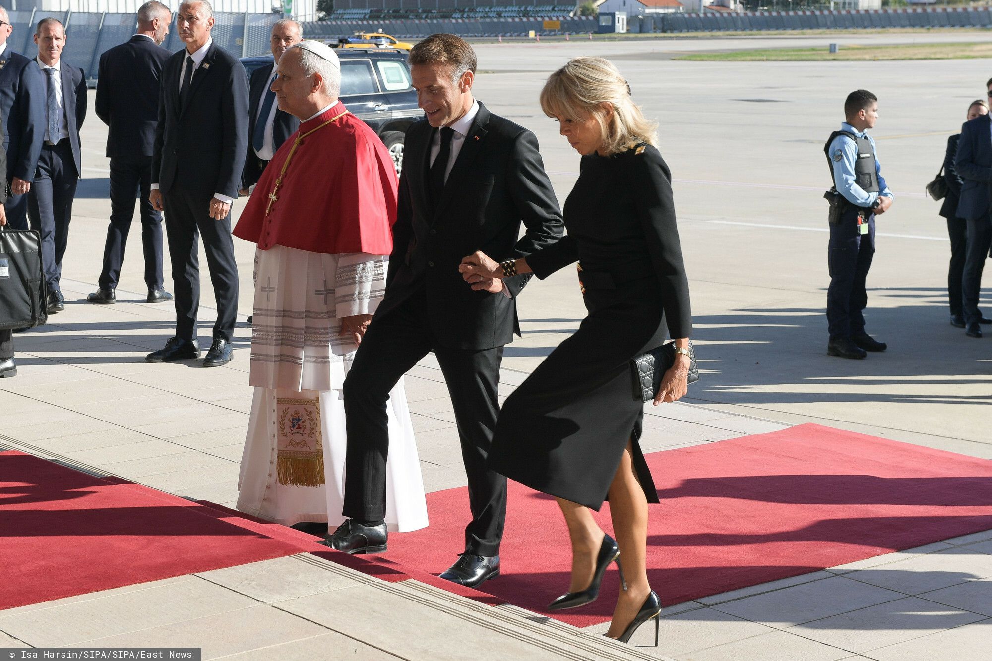 73-letnia Brigitte Macron w czerni na spotkaniu z papieżem. Odważnie zrezygnowała z tradycji