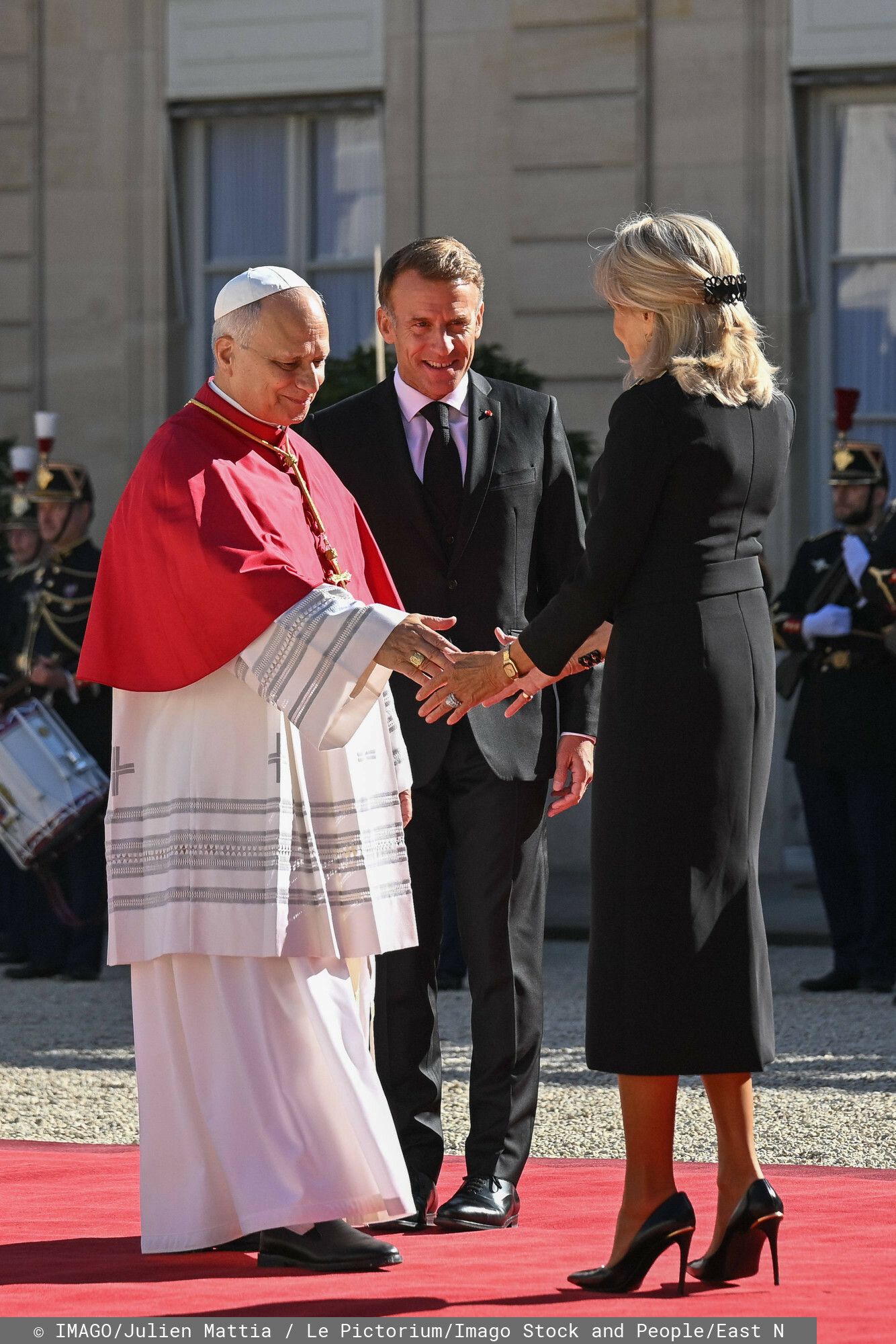 73-letnia Brigitte Macron w czerni na spotkaniu z papieżem. Odważnie zrezygnowała z tradycji