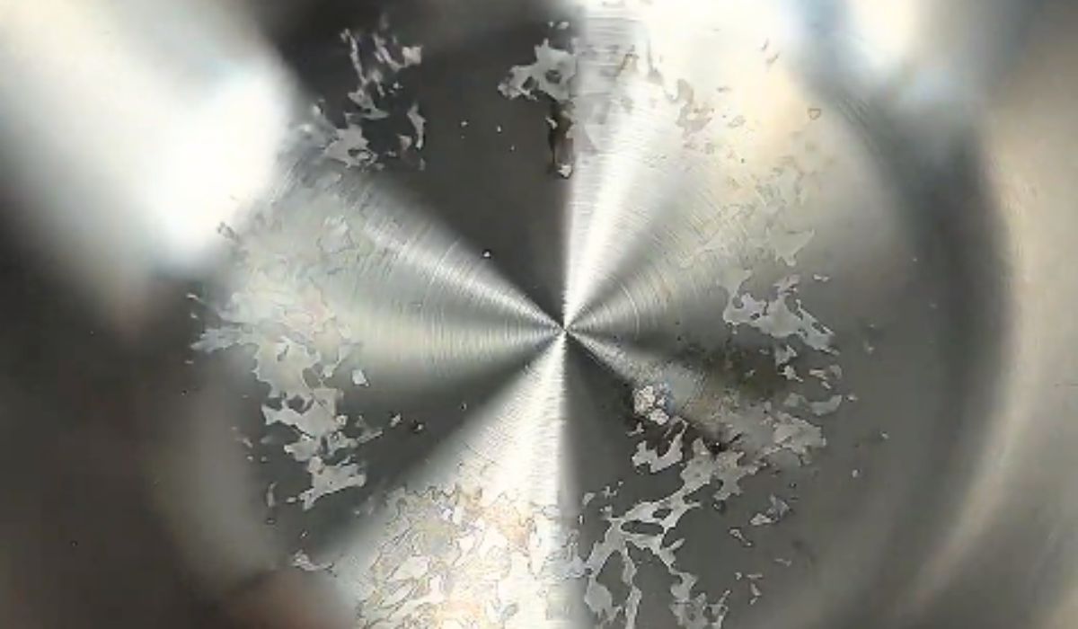 Tak gwałtownie i prosto czyszczę dno garnka. Przebarwienia znikają w sekundę