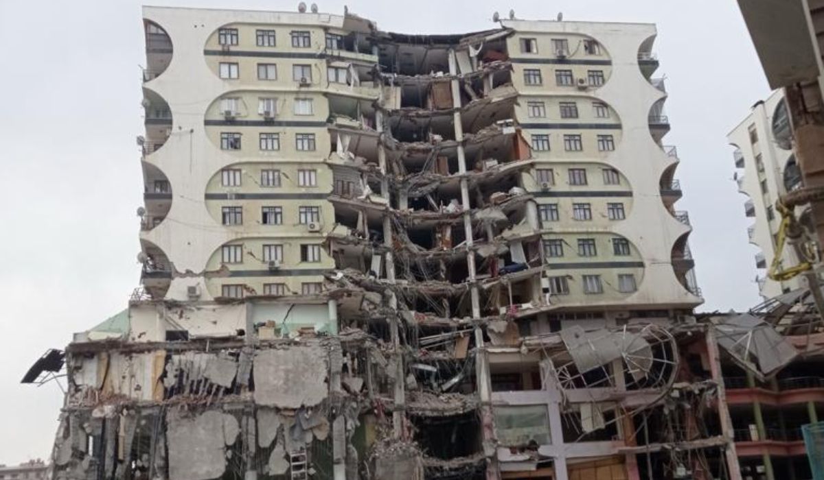Budynek na osiedlu Fatos w dniu trzęsienia ziemi.jpg