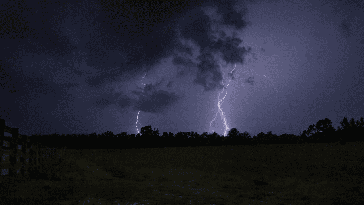 Gwałtowne burze nad Polską. IMGW ostrzega 10 województw, wydano pilne alerty