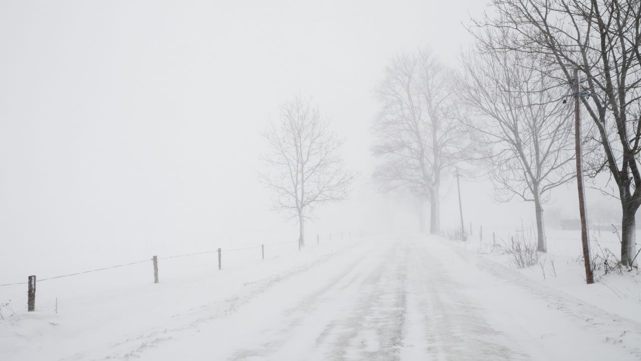 Nad Polskę nadciągają burze śnieżne. W tych regionach trzeba się przygotować