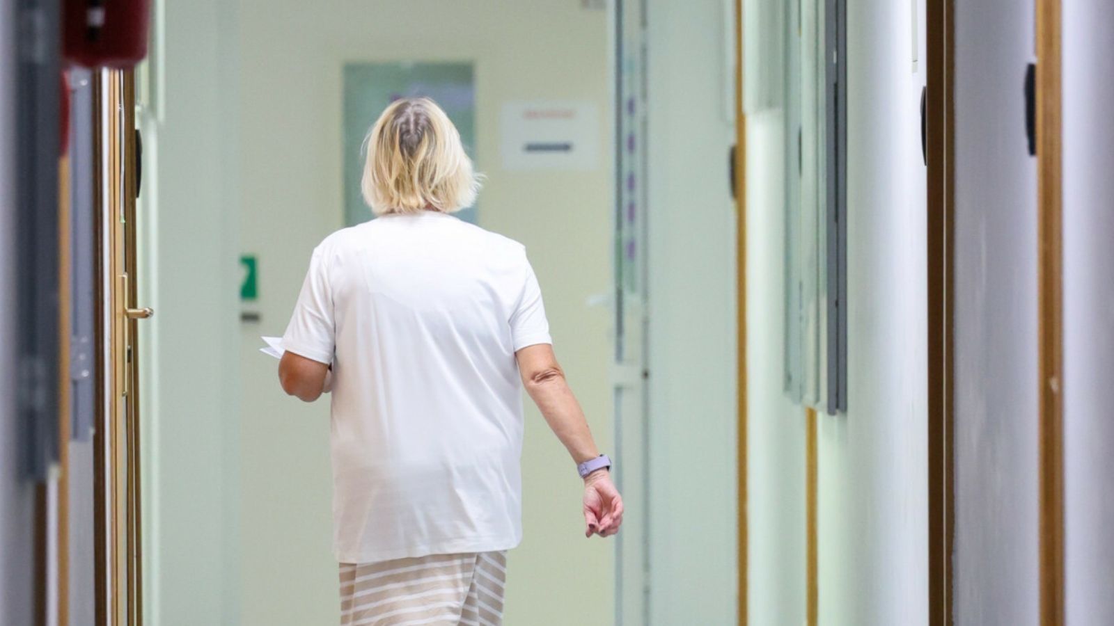 Tyle "na rękę" zarabia salowa w polskim szpitalu. Kwota zaskakuje, nie tego można się spodziewać