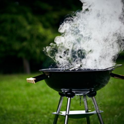 dymiący grill Fot. Getty Images/Canva.jpg