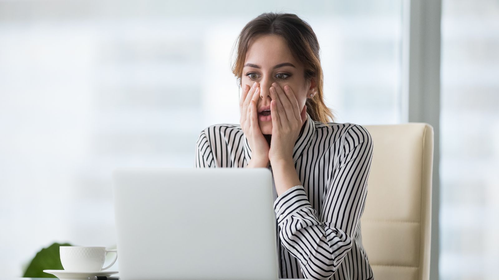 Praktycznie nikt o tym nie wie. Za to szef może wręczyć dyscyplinarkę zdalnym pracownikom