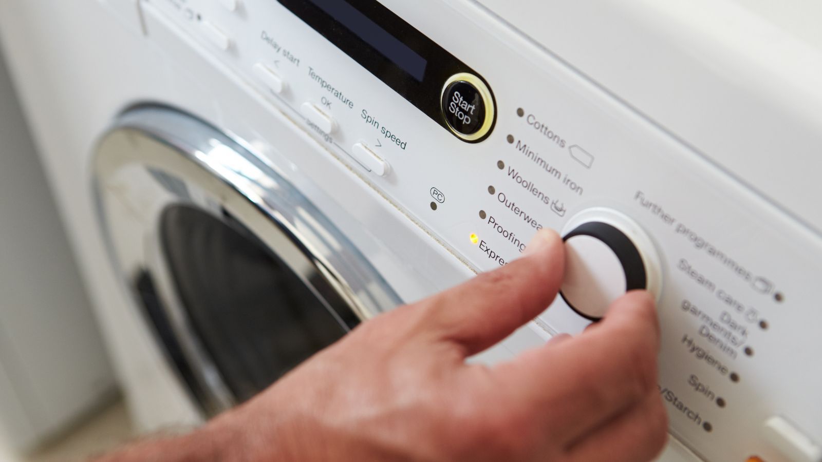 Polacy zapominają o tej funkcji pralki. Dzięki niej koszty prania będą aż o połowę niższe