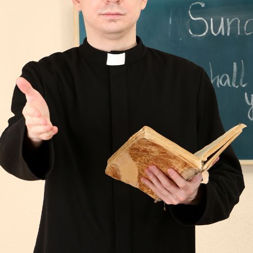 ksiądz w klasie Fot. pixelshot/Canva.jpg