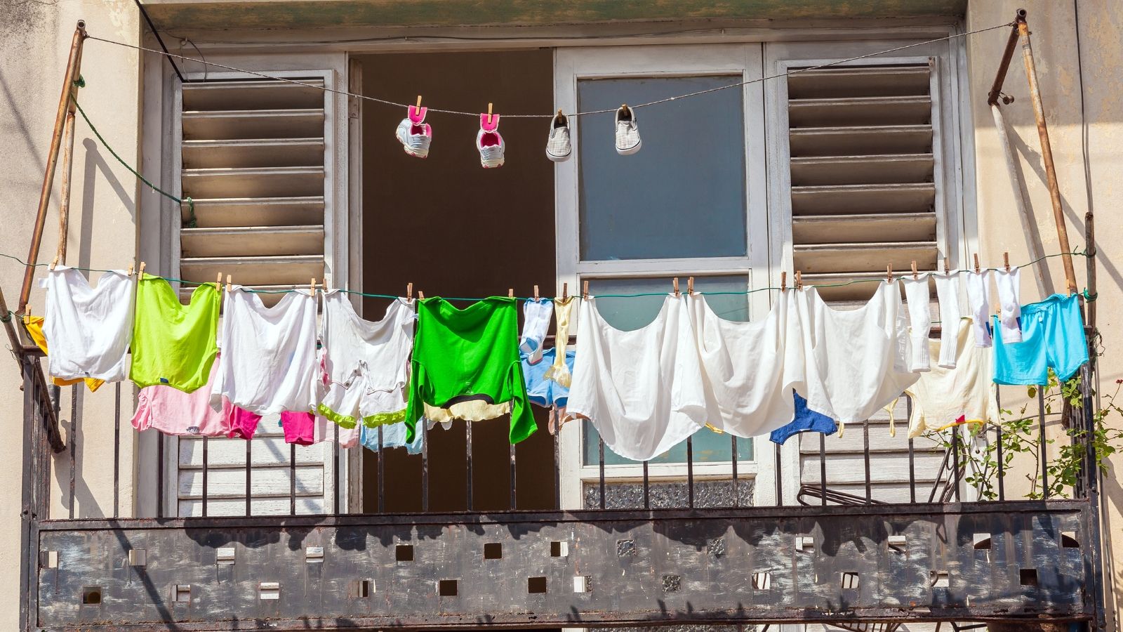 Polacy nagminnie popełniają ten błąd na balkonie. Mandat nawet 500 zł