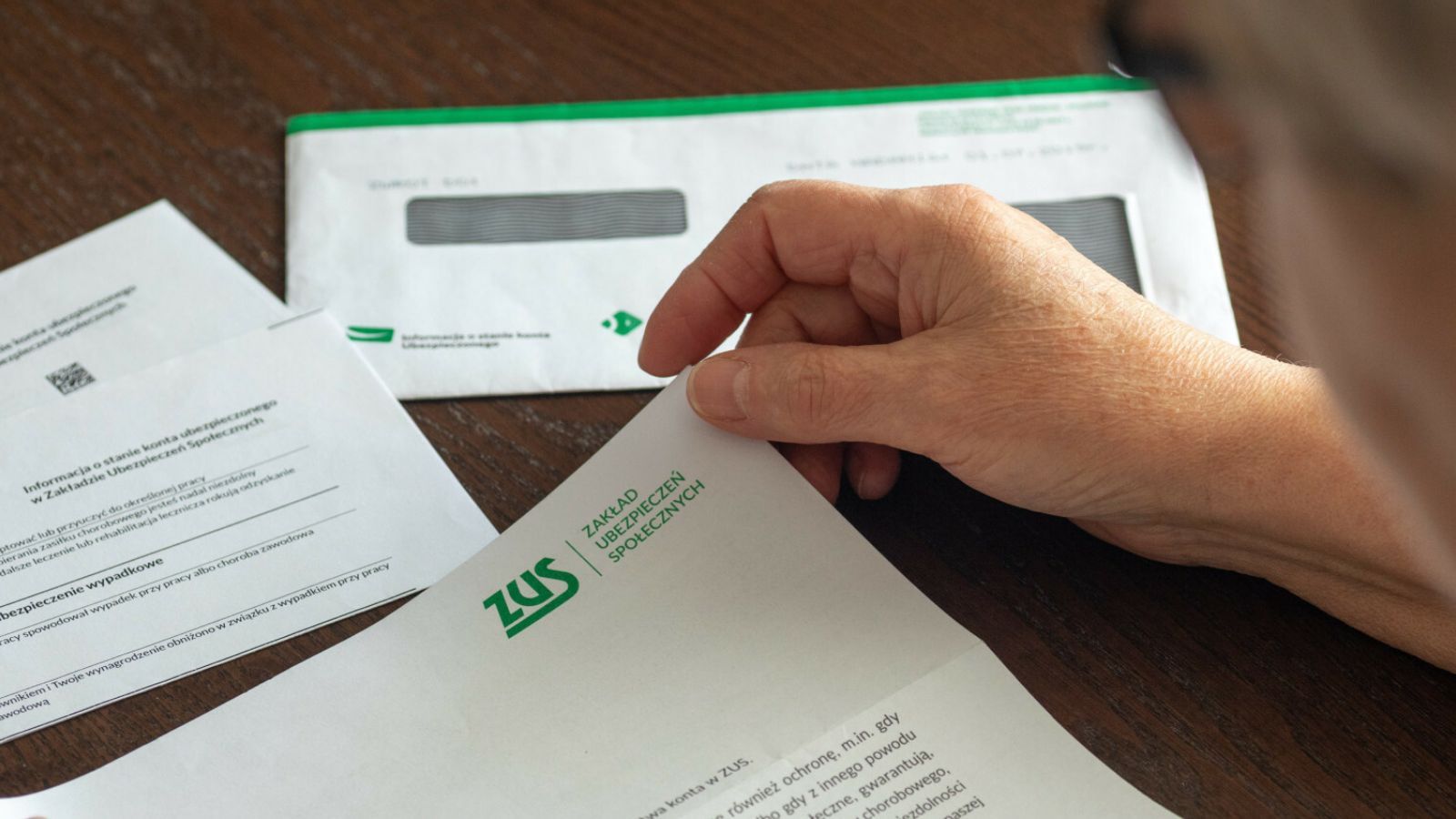 Najpierw obniżyli emeryturę o 800 zł, później chcieli prawie 100 tysięcy zwrotu. Za to ZUS ukarał seniorkę