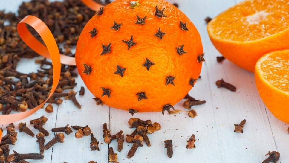 Weź goździki i wetknij w pomarańcze. Wszyscy domownicy ci podziękują
