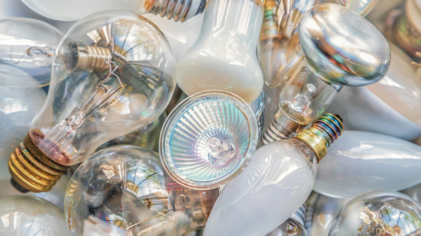 Tyle dopłacasz do prądu przez takie żarówki. Polacy nie zdają sobie sprawy, różnica jest kolosalna