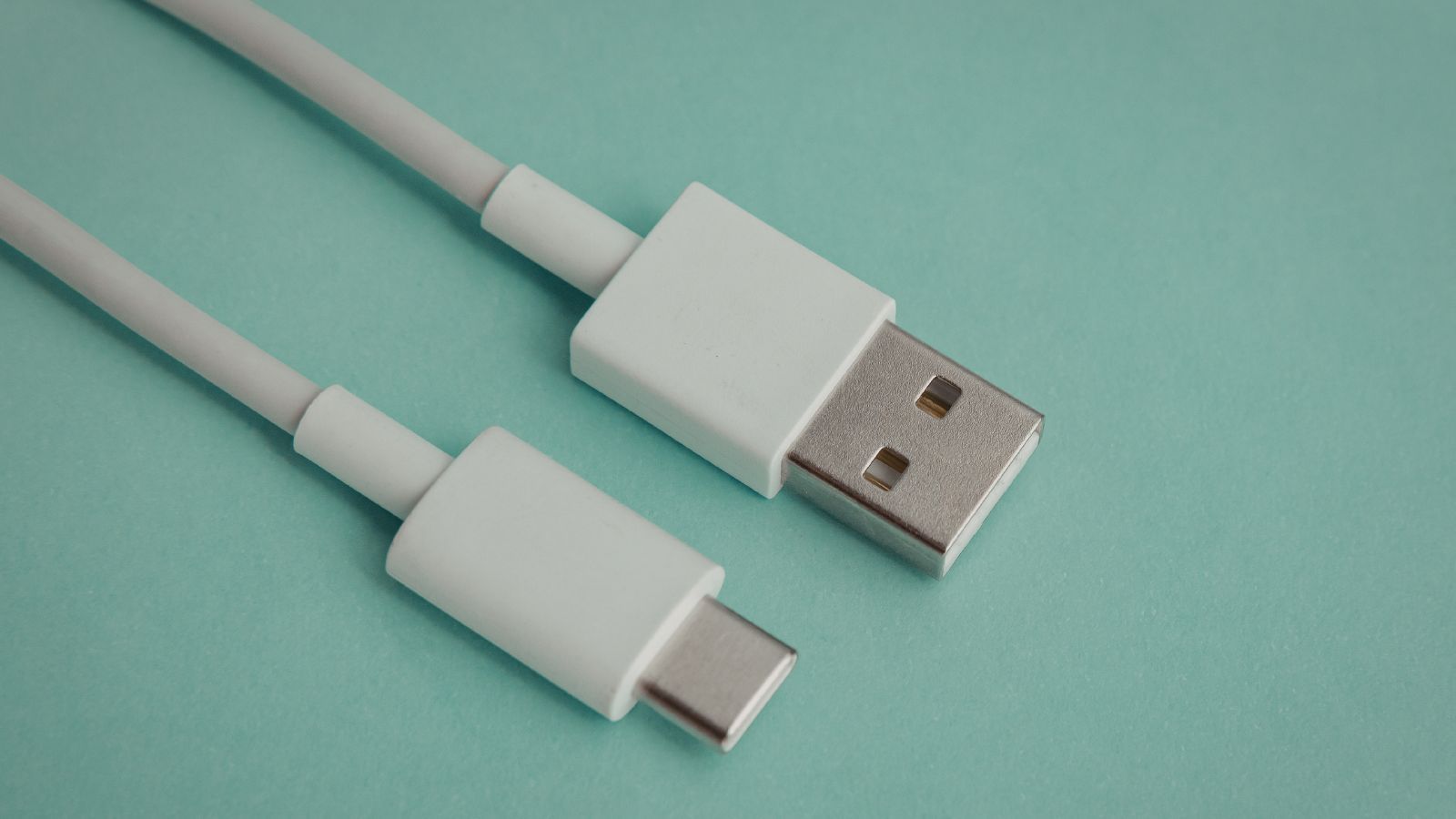 Kupujesz laptopa? UE zadecydowała. Od 28 kwietnia tego już nie znajdziesz w zestawie