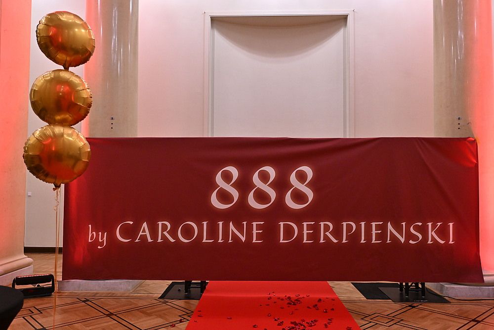 Caroline Derpienski, pokaz mody 888, stroje, jedzenie, zdjęcia