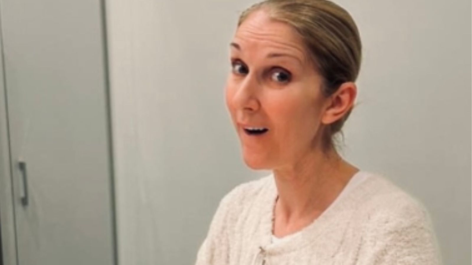 Celine Dion w białym swetrze