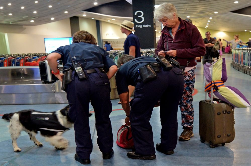 emerytka lotnisko policja