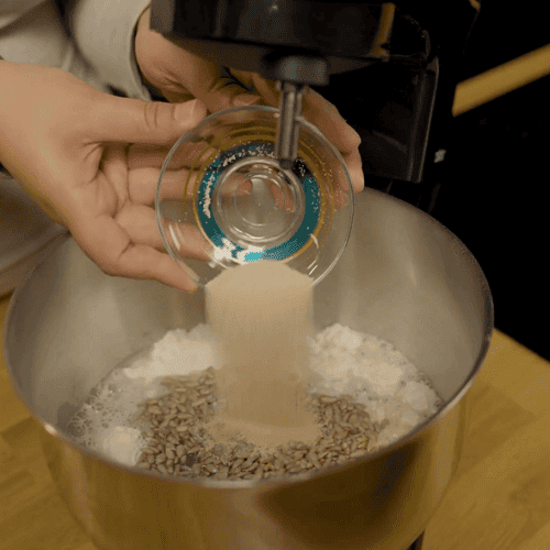 Domowy chleb bez wyrabiania i czekania na wyrastanie. To możliwe z robotem planetarnym Zelmer ZKR1355 