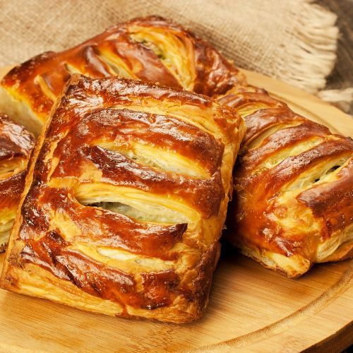 Ułóż banany w formie i zalej ciastem. Ten przepis nigdy się nie nudzi