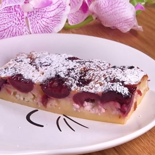 Ułóż wiśnie w foremce i wlej ciasto. Ostatnio to mój ulubiony deser