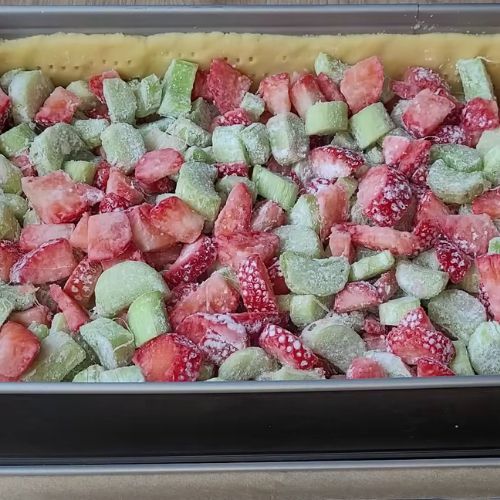 Banalne ciasto z truskawkami i rabarbarem. To będzie hit sezonu