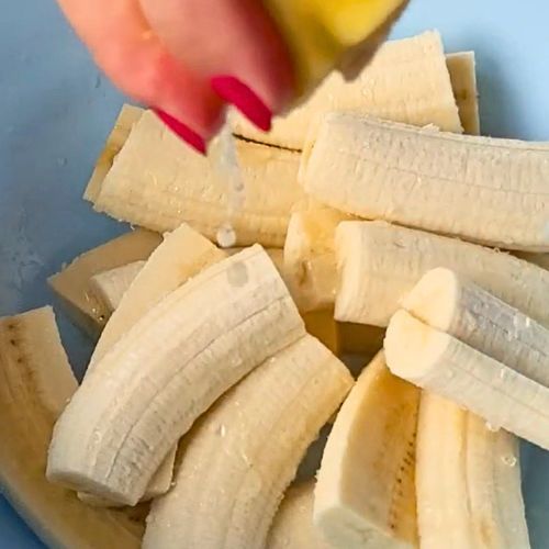 Ciasto bananowe wymaga soku z cytryny.jpg
