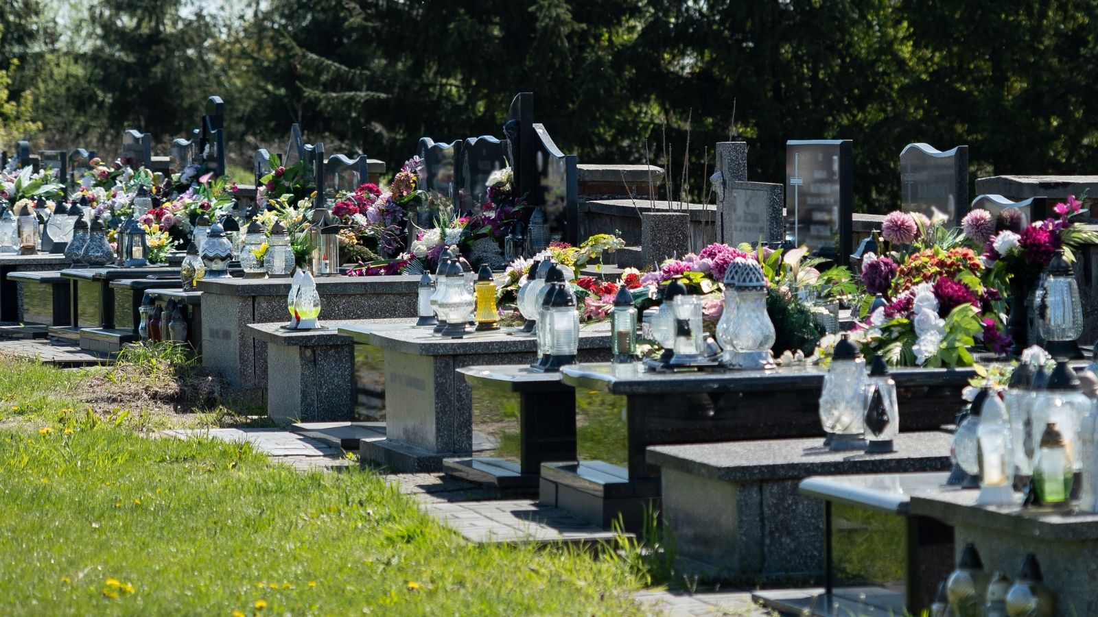 Ile kosztuje nagrobek w 2026 roku? Kamieniarz wyjaśnia, skąd biorą się wysokie ceny