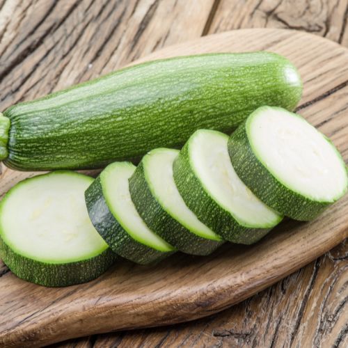 Kroję, pakuję do słoików i wlewam tę zalewę. Cukinia po indyjsku to mistrzostwo