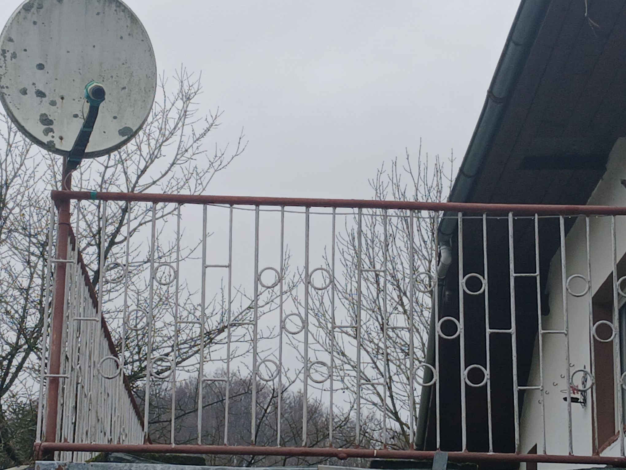 Zaniedbana rezydencja Violetty Villas. Pisarz pokazuje jak wygląda jej dom w Lewinie Kłodzkim