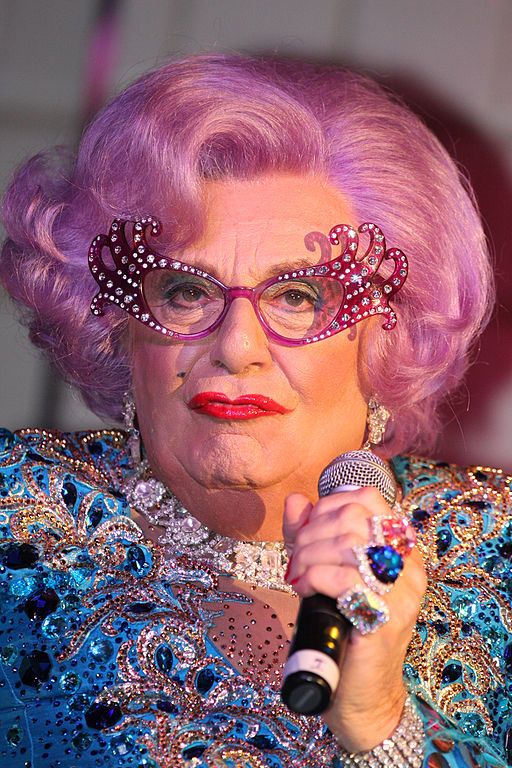 Dame Edna Average. Fot. Eva Rinaldi, CC BY-SA 2.0  via Wikimedia Commons.jpg