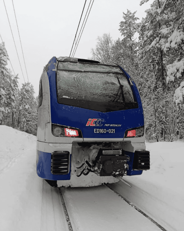 Pociąg utknął na trasie, ludzie nawet nie mogą uciekać. Pilna akcja, minister reaguje