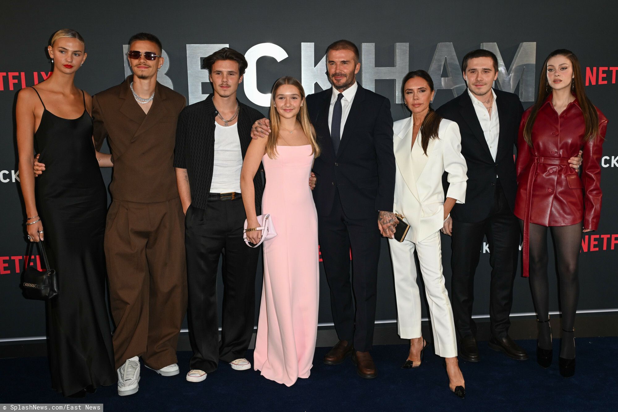 David i Victoria Beckhamowie z rodziną na premierze dokumentu Netflixa, fot. EastNews