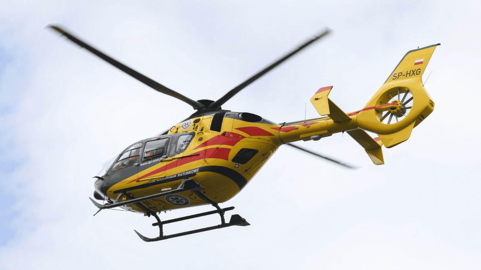 Auto wjechało pod pociąg, w środku 5 osób. Trwa akcja służb, lądowały dwa śmigłowce LPR