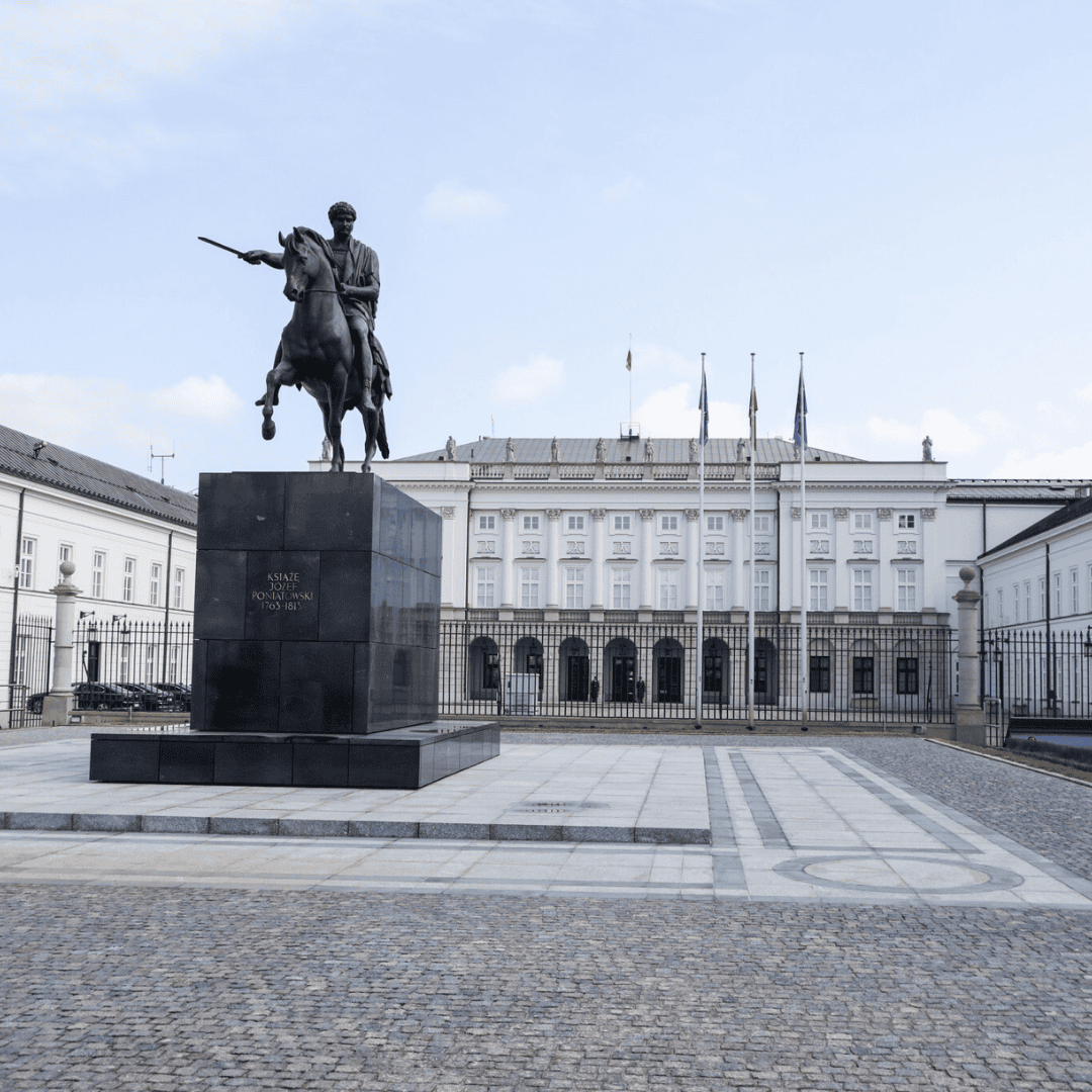 Incydent przed Pałacem Prezydenckim. Służby zatrzymały mężczyznę z bronią