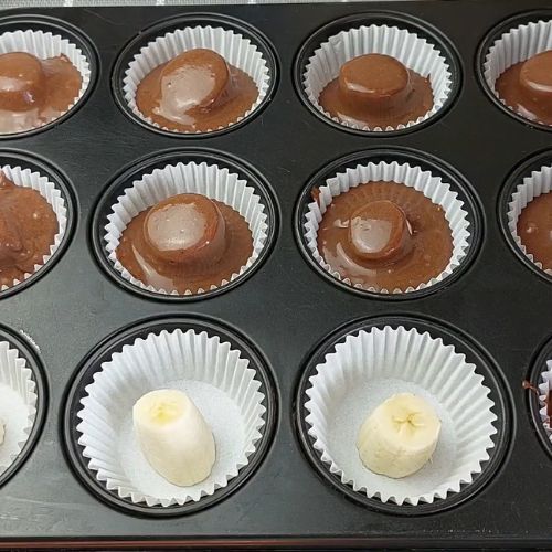 Ułóż banany w formie i zalej ciastem. Ten przepis nigdy się nie nudzi