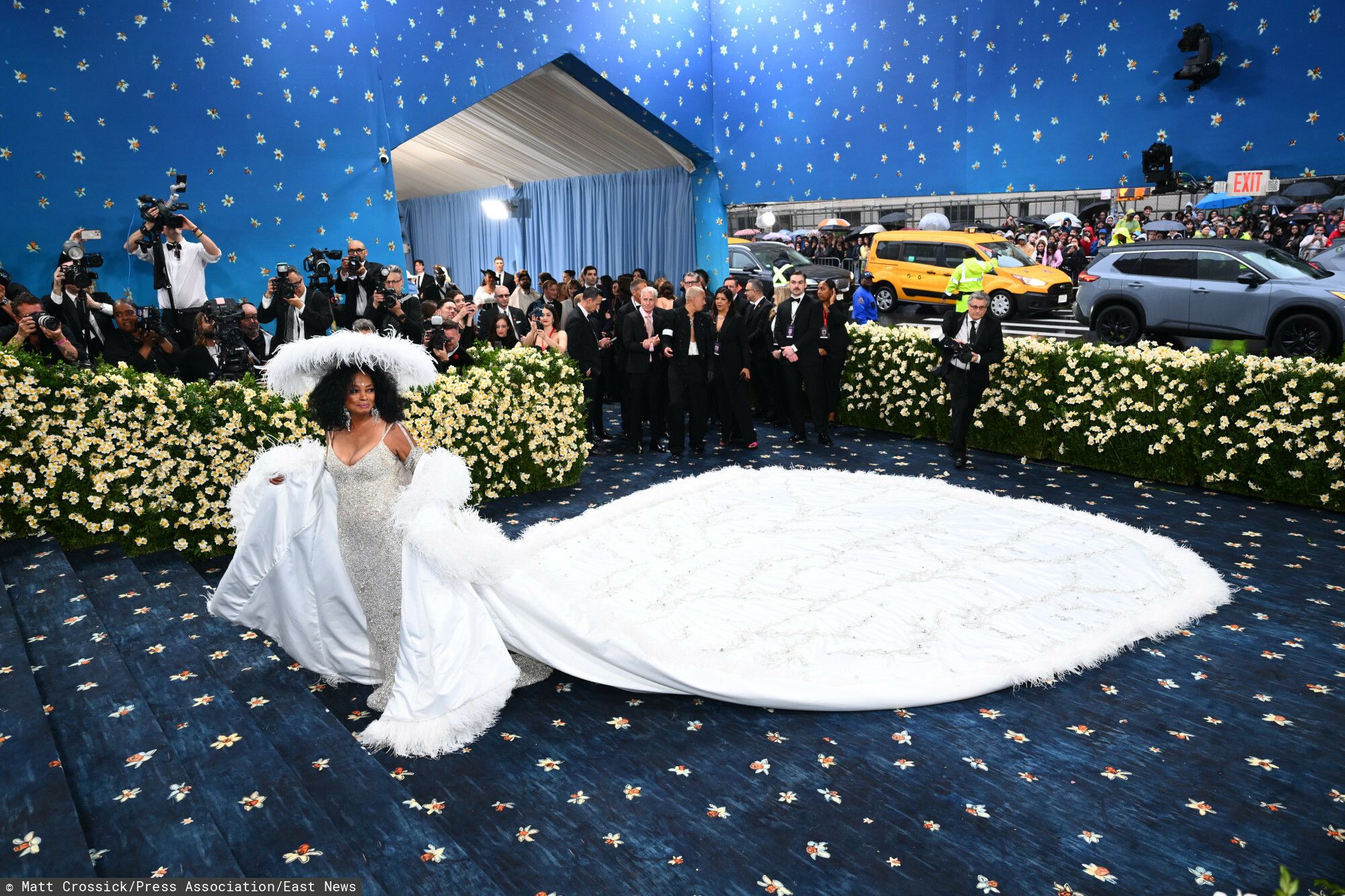 MET Gala 2025. Kreacje gwiazd: Miley Cyrus, Dua Lipa, Sabrina Carpenter i wiele innych