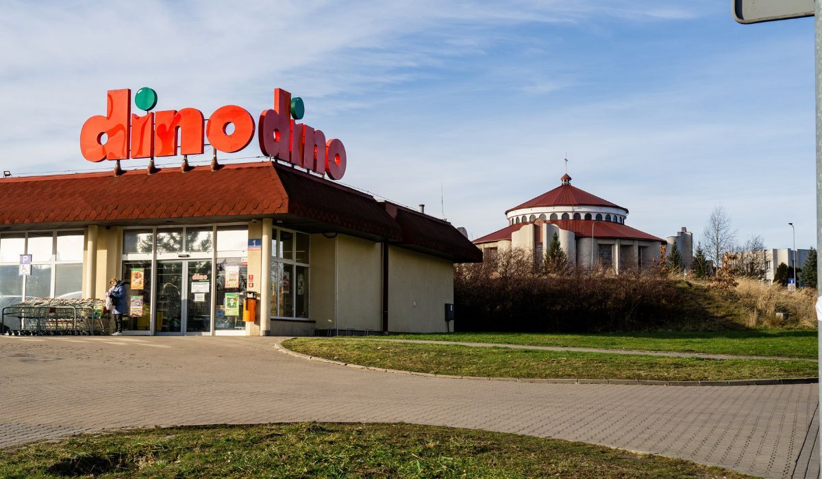 Sklep z Dino widoczny z zewnątrz