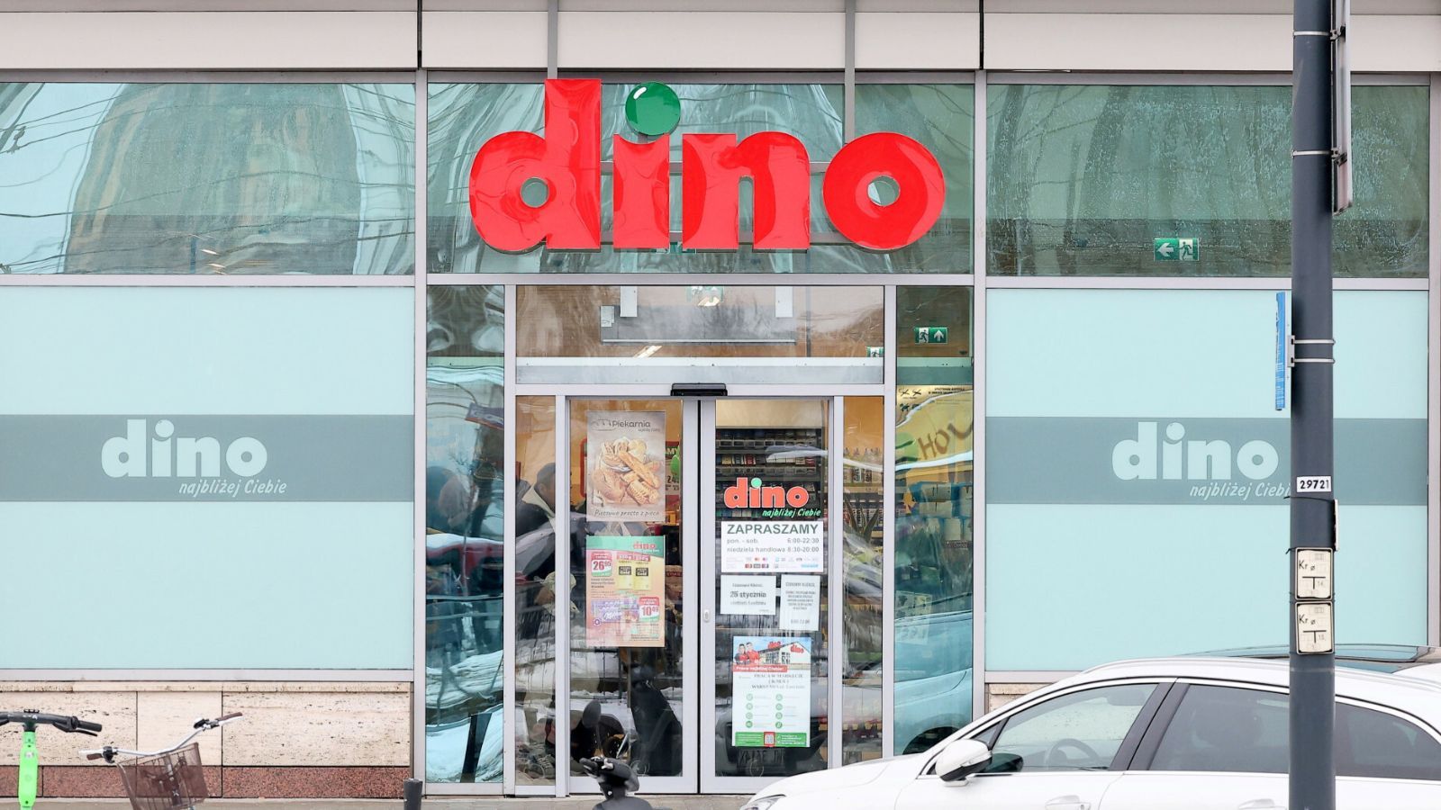 Rozdają za darmo w Dino. Szaleństwo promocyjne potrwa do 7 kwietnia, Polacy wyjdą z pełnymi siatami