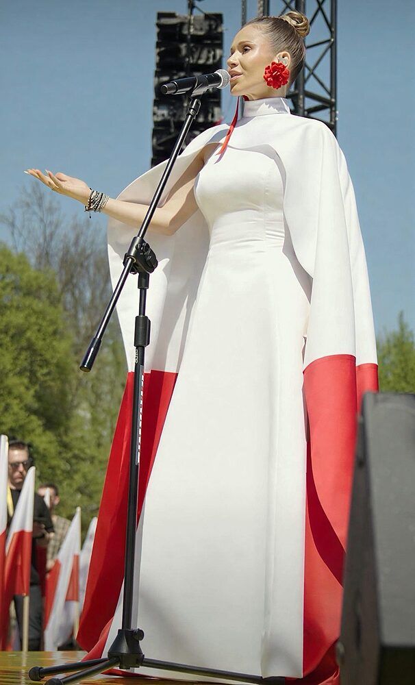Projektantka oceniła biało-czerwoną stylizację Dody. Padły mocne słowa, nie wszystkim spodobał się ten komentarz