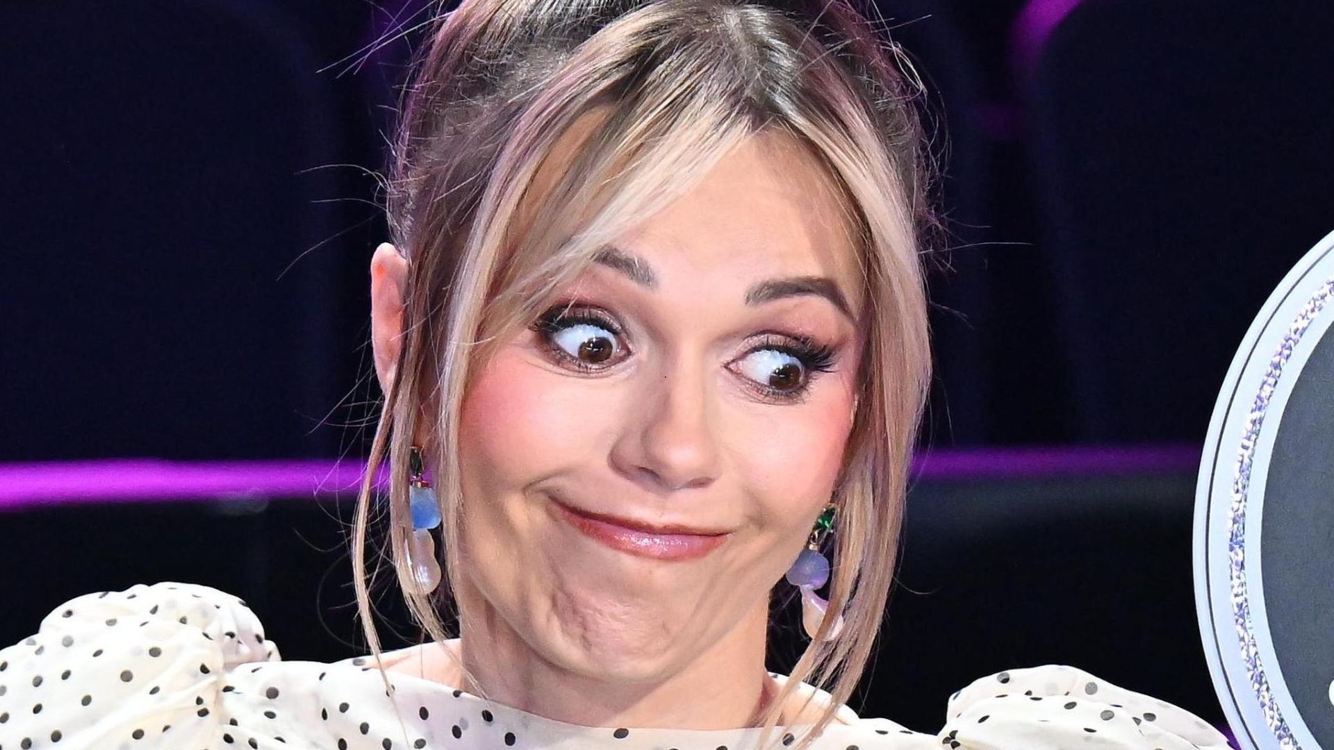 Doda wygina ciało na zmysłowych kadrach. O mały włos a doszłoby do wielkiej wpadki