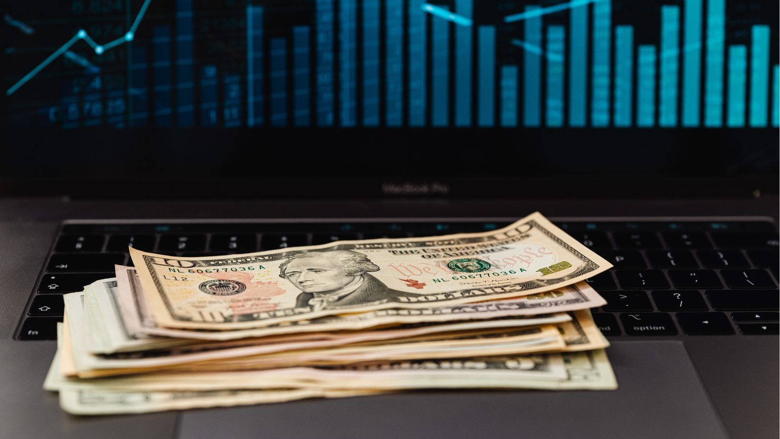 Atak na Iran zabujał rynkami. Nagły zwrot kursu dolara, sufit przebity