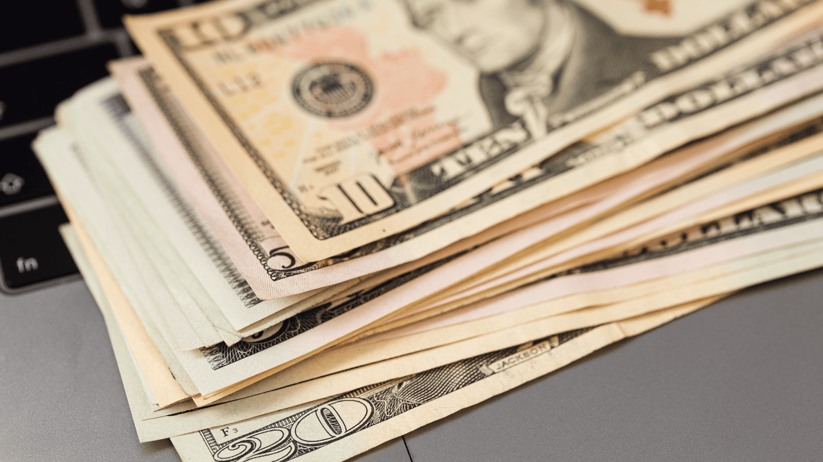 Dolar jako naturalny wybór. Kulisy globalnego handlu surowcami