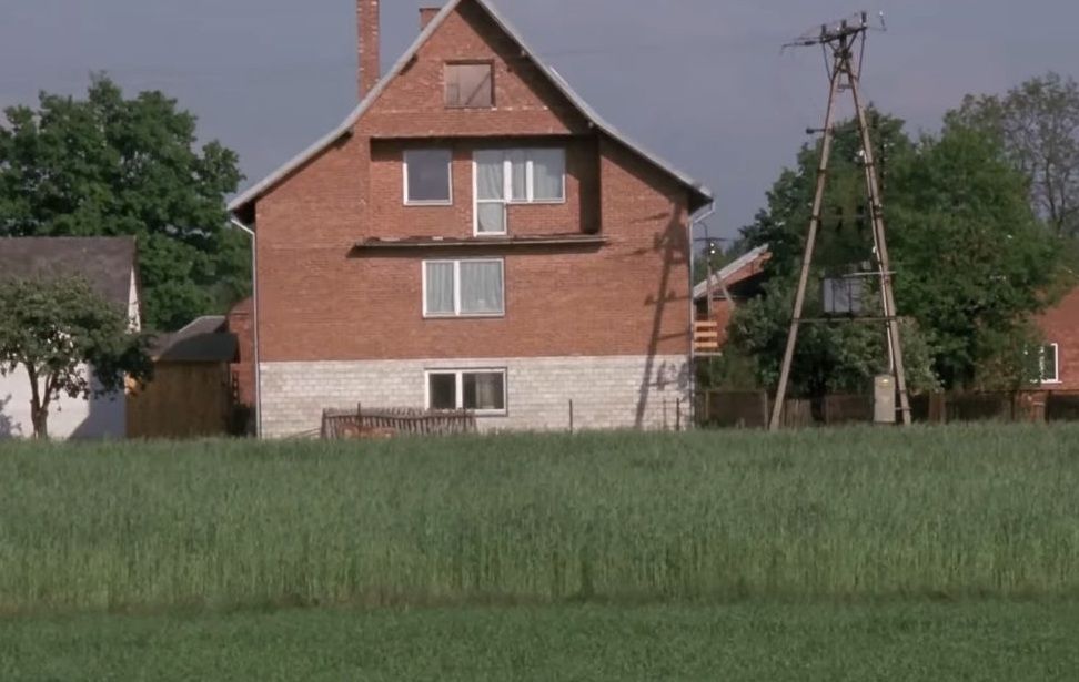 Tak dzisiaj wygląda dom Kasi i Pawła z filmu "Kogel-mogel". Kiedyś luksus, a teraz... Mamy zdjęcia