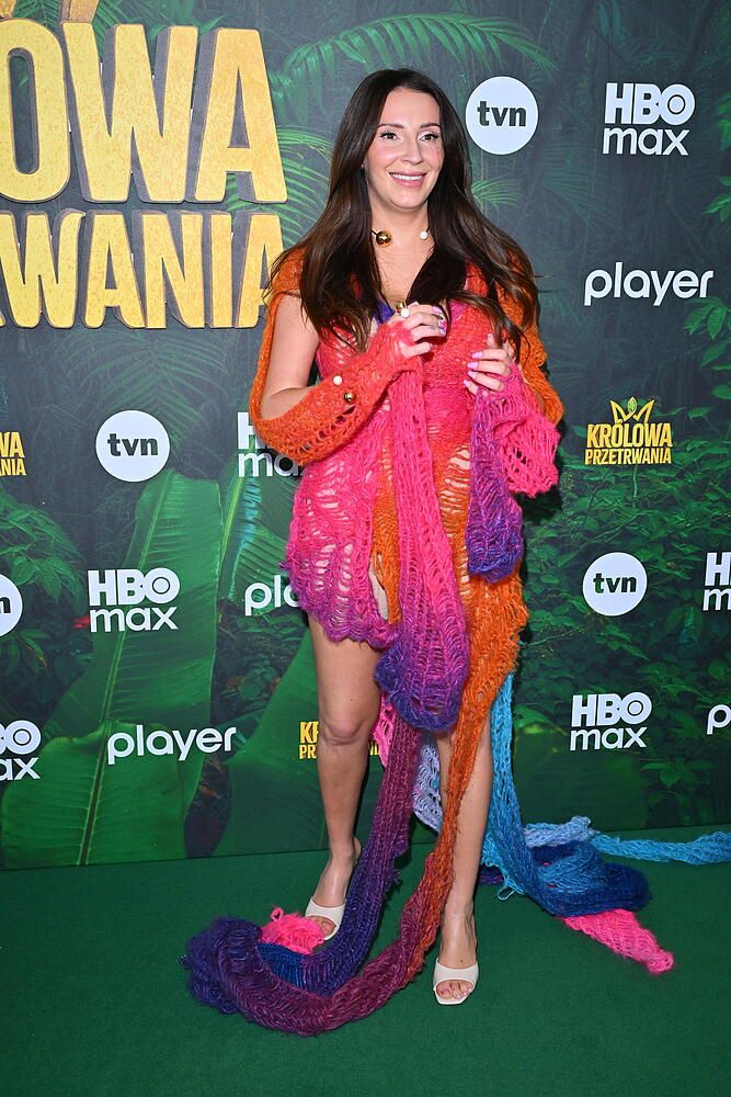 Co ona na siebie włożyła? Nowa partnerka Hakiela w dziwacznej stylizacji na premierze „Królowych przetrwania”