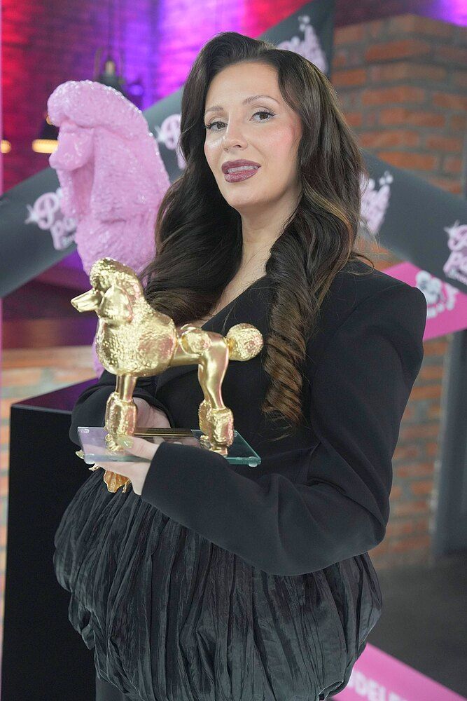 Co ona na siebie włożyła? Nowa partnerka Hakiela w dziwacznej stylizacji na premierze „Królowych przetrwania”