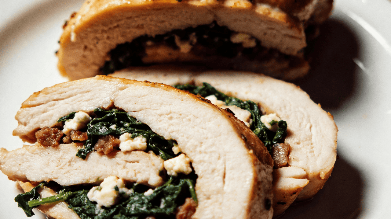 Zawijasz, smażysz i gotowe. Ta rolada na niedzielę ma zieloną niespodziankę w środku